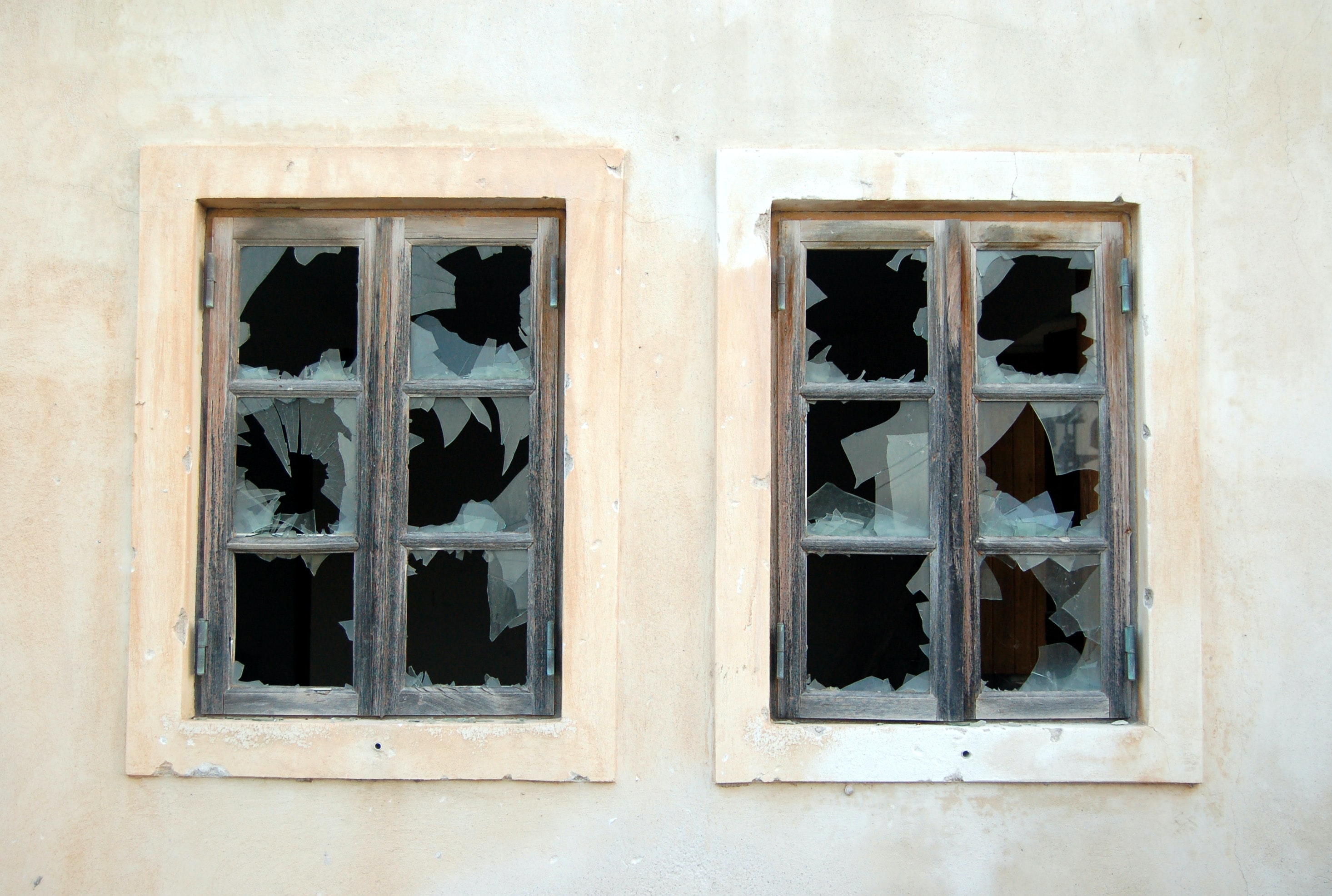 صورة نوافذ مكسورة في مبنى